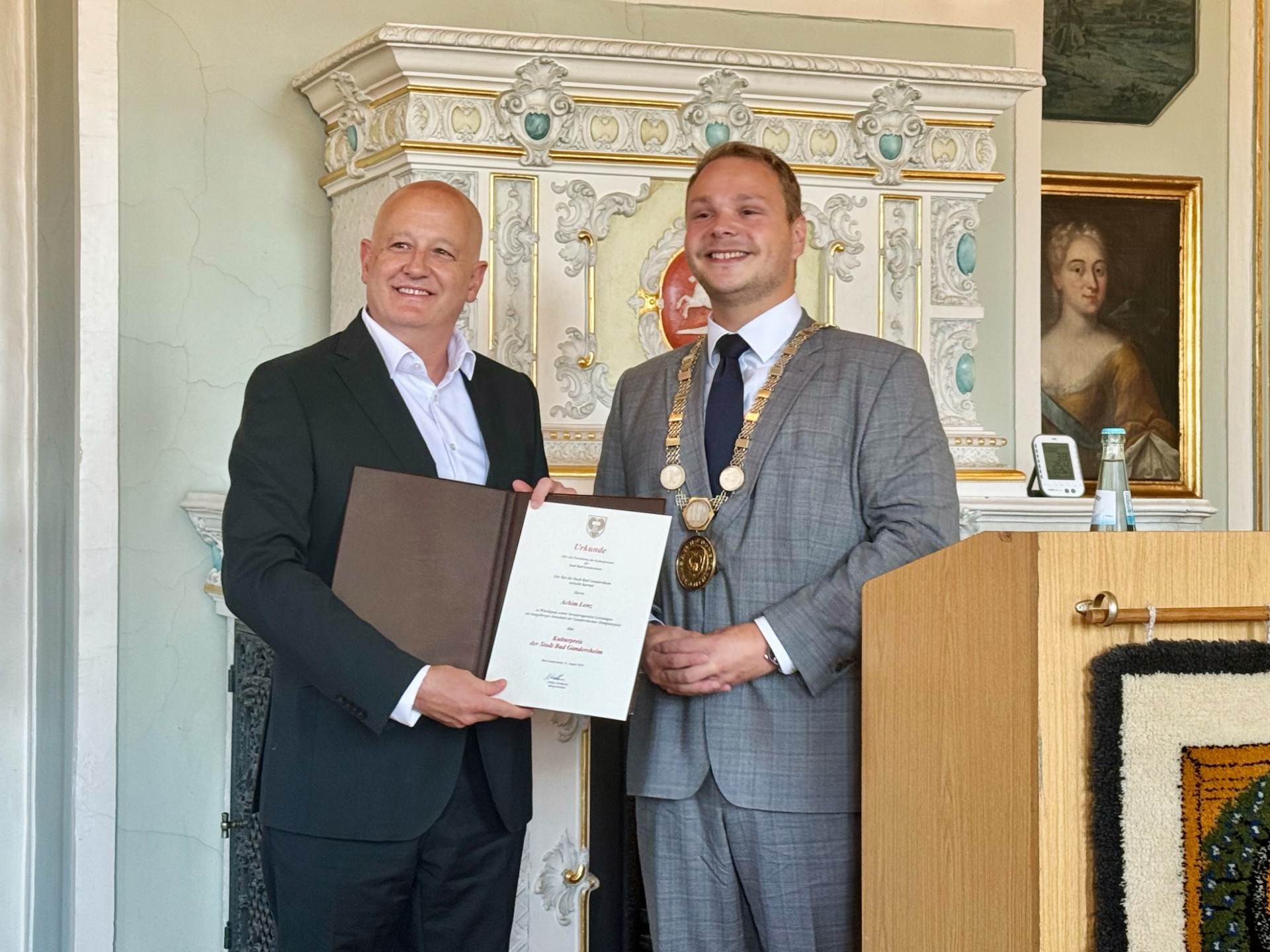 Kulturpreis Stadt Bad Gandersheim an Achim Lenz durch Bürgermeister Niklas Kielhorn (c) Julia Lormis